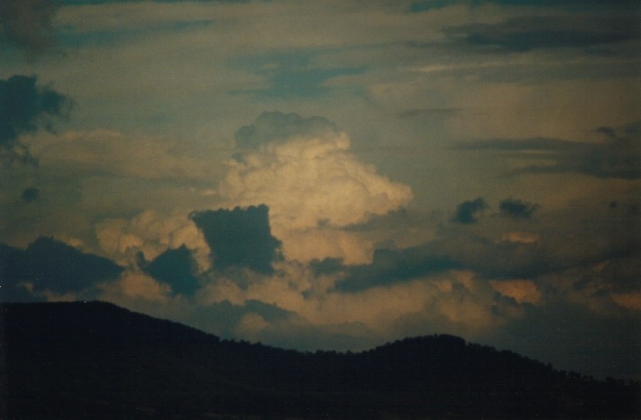 thunderstorm cumulonimbus_calvus : E of Premer, NSW   1 April 2000