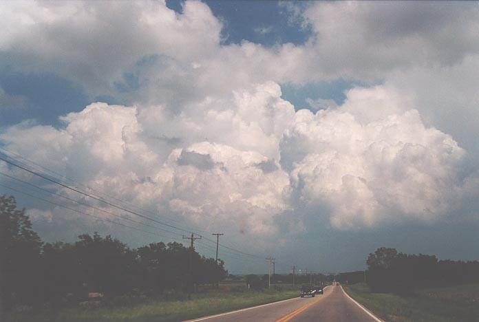 thunderstorm cumulonimbus_incus : E of Purcell, Oklahoma, USA   20 May 2001