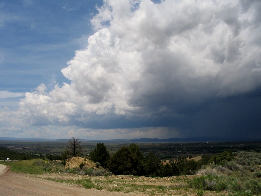 thunderstorm cumulonimbus_calvus : W of Taos, New Mexico, USA   27 May 2005