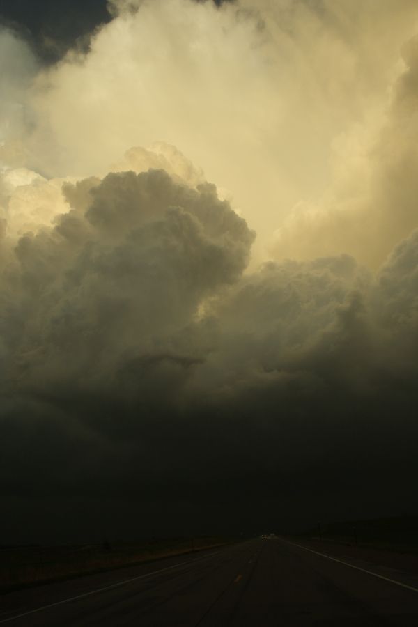 thunderstorm cumulonimbus_incus : Hiawatha, Kansas, USA   15 April 2006