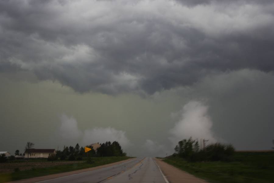 cumulonimbus thunderstorm_base : N of Dorchester, Nebraska, USA   14 May 2007