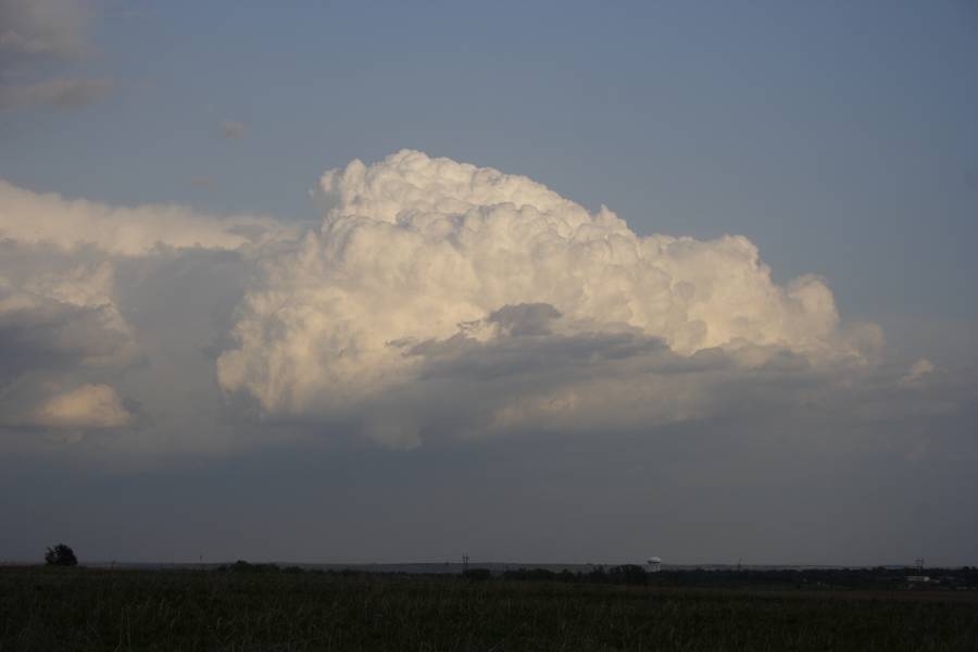thunderstorm cumulonimbus_calvus : near McCook, Nebraska, USA   16 May 2007