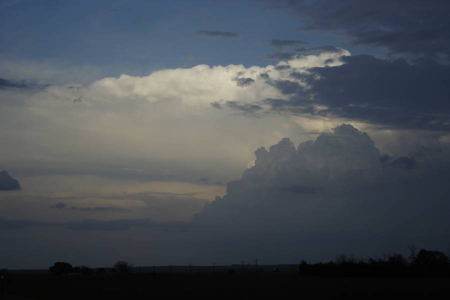thunderstorm cumulonimbus_calvus : near Ogallala, Nebraska, USA   21 May 2007